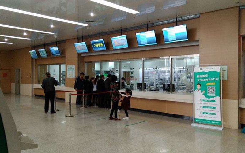 龍崗婦幼保健院壁掛式廣告機(jī)安裝案例